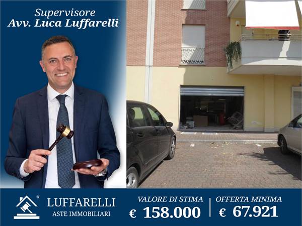 Commercial Premises / Showrooms for sale in Frosinone